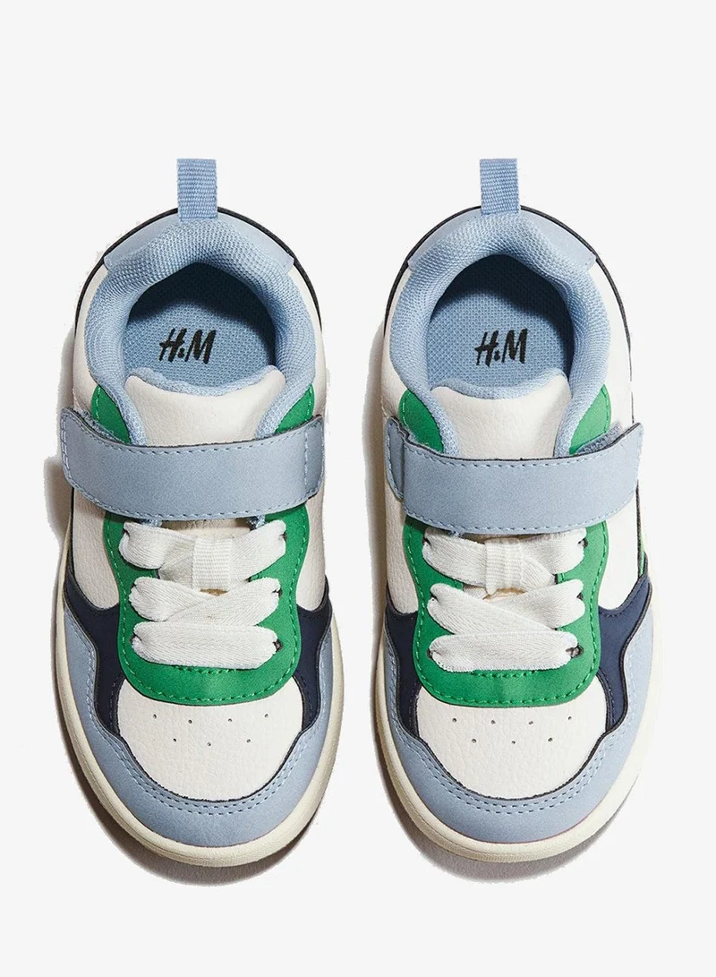 اتش اند ام حذاء رياضي